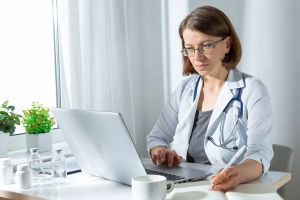 Terapeuta Médico Usando Computadora Escritura Con Pluma Cuaderno —  Fotos de Stock