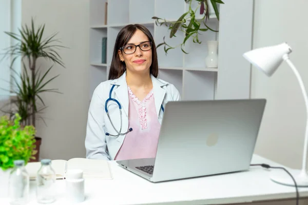 Ung Läkare Kvinna Vid Skrivbordet Sitt Kontor — Stockfoto