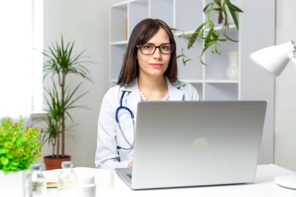 Kvinnlig Terapeut Sitter Vid Skrivbordet Med Laptop Och Burkar — Stockfoto