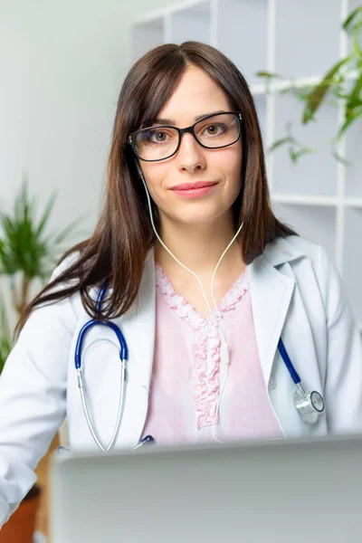 Retrato Del Médico Con Auriculares Terapeuta Trabajo Distancia —  Fotos de Stock