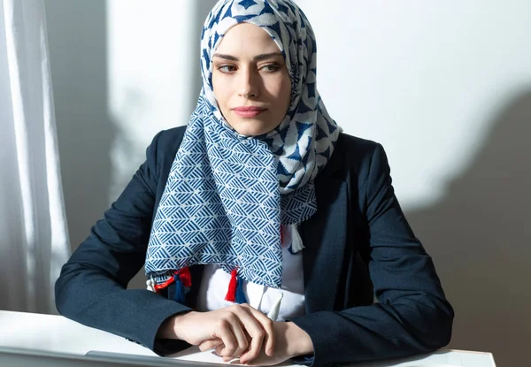 Donna Islamica Che Indossa Hijab Con Espressione Del Viso Premurosa — Foto Stock