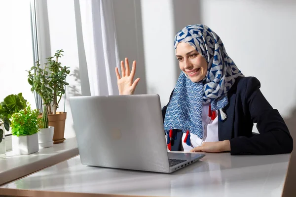 Wanita Arabian Tersenyum Dan Melambaikan Tangan Laptop Selama Videocall — Stok Foto