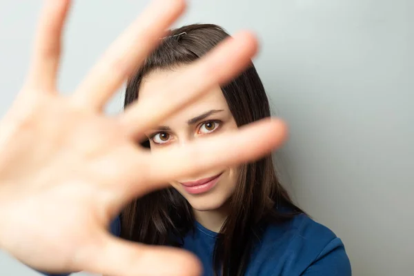 Mladá Brunetka Žena Dívá Kameru Přes Ruku — Stock fotografie