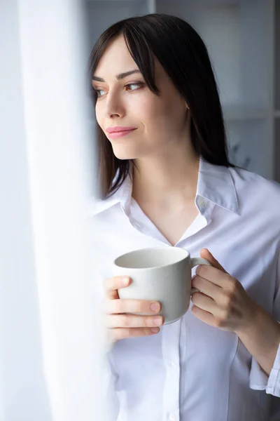 Hermosa Mujer Sosteniendo Taza Mirando Ventana —  Fotos de Stock