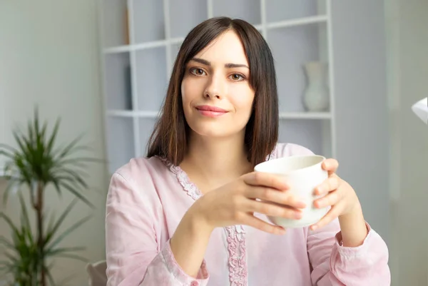 Disparo Joven Dama Sosteniendo Taza Mirando Cámara —  Fotos de Stock