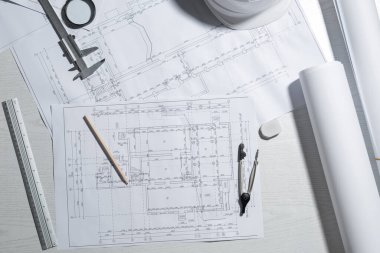 Tasarım projesi çizimlerinin mimarının çalışma masası. İnşaat mühendisinin iş yeri planlar yapıyor. Üst görünüm.