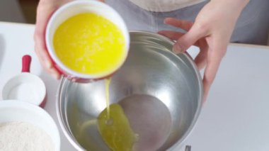 Kadın şef ghee ekliyor. 4K.