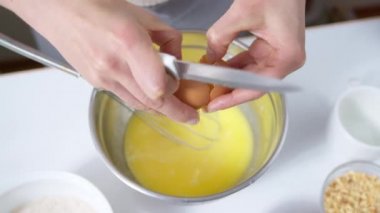 Tavuk yumurtası hamuru yapmak için kırılır..