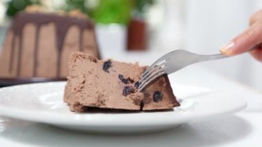 Bir dilim vejetaryen keki çatalla tabakta yakın plan..