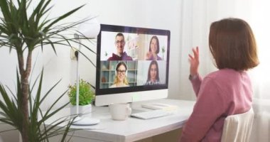 Çevrimiçi, monitör ekranı kullanan farklı insanların sohbetleri. Web kamerasındaki iş arkadaşlarıyla video konferansı. Arkadaşların uzaktan iletişimi, öğrencilerin eğitimi