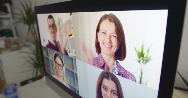 Webinar Línea Chat Diferentes Personas Utilizando Una Pantalla Monitor Videoconferencia — Vídeo de stock