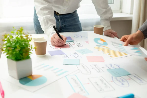 Geschäftsleute Die Büro Arbeiten Diskutieren Und Strategie Verfolgen — Stockfoto