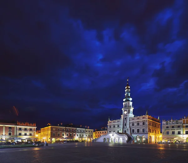 Nuvens escuras sobre a prefeitura em Zamosc — Fotografia de Stock