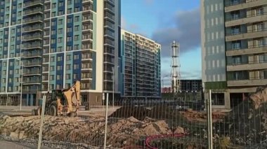 Çok katlı bir apartmanın inşaatı. Çok katlı ev.