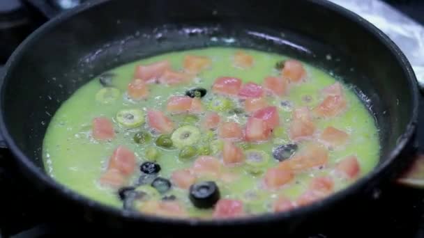 Cottura salsa di pomodoro cremoso con olive in una padella primo piano. Lo chef prepara la salsa. — Video Stock