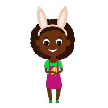 Kafasında tavşan kulakları olan sevimli bir Afro-Amerikalı kız elinde Paskalya yumurtası tutuyor. Çizgi film biçimi illüstrasyonu beyaz arkaplanda izole edildi.