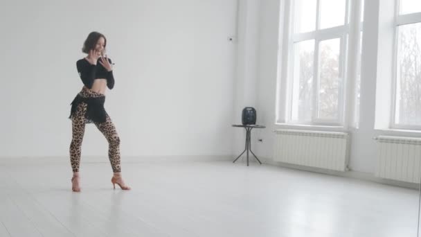 Ung Vacker Flicka Dansar Balsal Dans Professionell Balsalsdansare Engagerad Stor — Stockvideo