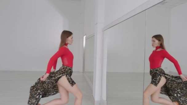 매력적 소녀가 앞에서 댄스를 홀에서 무도장 댄서가 열차를 — 비디오