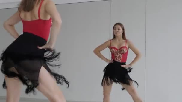 Привлекательная Девушка Танцует Бальные Танцы Перед Зеркалом Ярком Белом Зале — стоковое видео