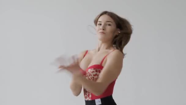 Привлекательная Девушка Танцует Бальные Танцы Перед Зеркалом Ярком Белом Зале — стоковое видео