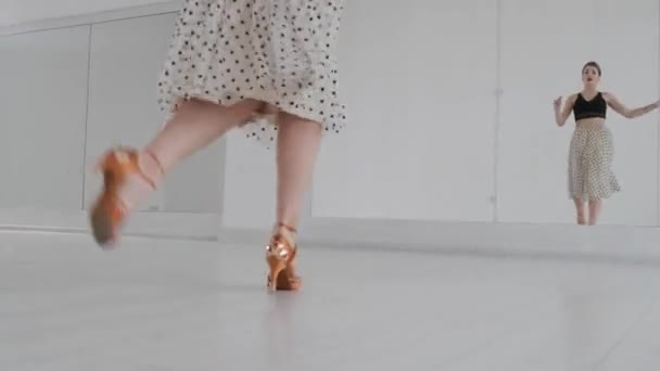 Приваблива Дівчина Танцює Бальний Зал Перед Дзеркалом Яскраво Білій Залі — стокове відео