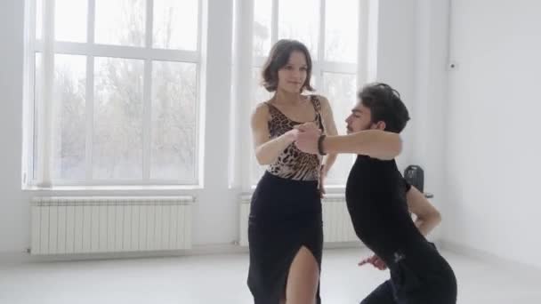 Joven Hermosa Pareja Estudiando Baile Salón Una Pareja Baile Salón — Vídeo de stock