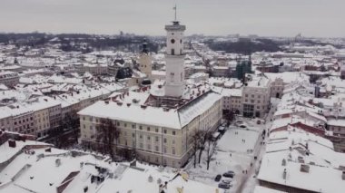 Karlı Lviv, Ukrayna 'nın havadan görünüşü. Lviv Belediyesi ve pazar meydanı kışın. Karla kaplı eski kasabanın muhteşem manzarası