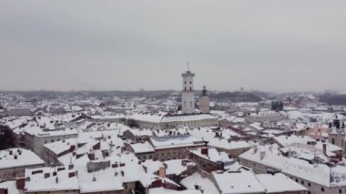  Ukrayna 'nın kar kaplı şehri Lviv' in havadan görünüşü. Eski Avrupa kenti Lviv 'in popüler merkez bölümünün panoraması. Karla kaplı eski kasabanın muhteşem manzarası. Çatıların, sokakların üzerinden uçmak