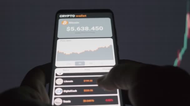 Man Analyzes Prices Main Types Cryptocurrencies Mobile Application Smartphone Mobile — Stock video
