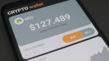  Cep telefonundaki kripto para cüzdanlarının animasyonu. Mobil uygulama cüzdanı şifreli akıllı telefon. Kripto para ticareti kavramı