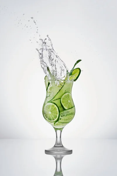 Limonlu, salatalıklı ve naneli tonik. Güzel bir bardakta soda ve serin bir içecek. Limon ve salatalıklı detoks kokteyli.. 