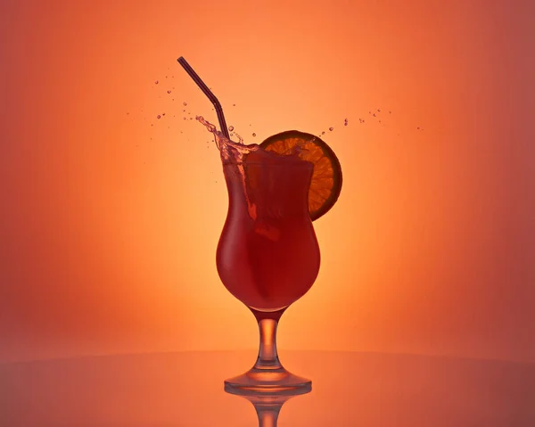 Hermosa Copa Con Cóctel Naranja Rebanada Naranja Salpicaduras Sobre Fondo — Foto de Stock