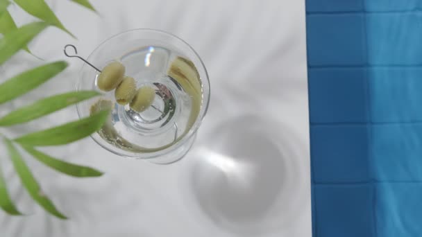 Koktejlové Sklo Martini Olivami Bazénu Nealkoholické Nápoje Horkého Letního Dne — Stock video