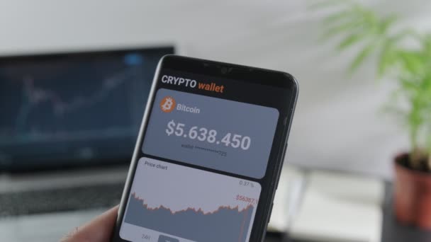 Man Analyzes Price Bitcoin Buys Bitcoin Mobile Application Smartphone Smartphone — Stock Video