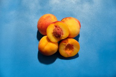 Mavi arka planda taze şeftali. Taze yaz meyveleri. 