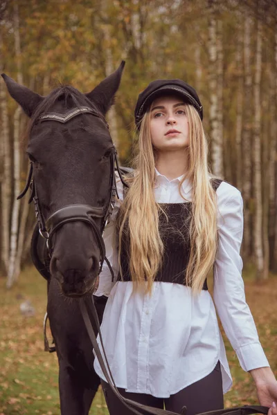 Smal Flicka Med Långt Blont Hår Håller Häst Vid Betslet — Stockfoto