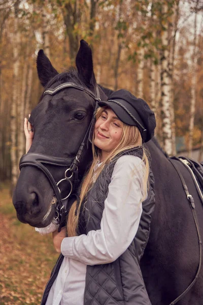 Smal Flicka Med Långt Blont Hår Håller Häst Vid Betslet — Stockfoto