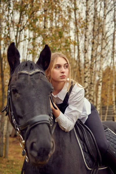 Charmig Blondin Vit Skjorta Rider Häst Försiktigt Kramar Halsen Mot — Stockfoto
