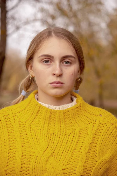 Retrato Facial Uma Menina Loira Uma Camisola Amarela Quente Brilhante — Fotografia de Stock