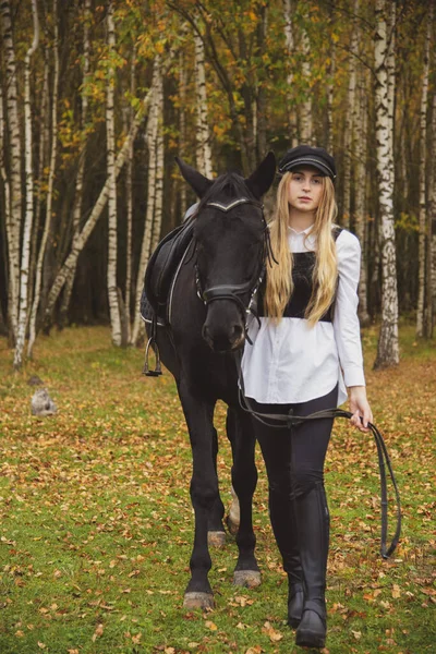 Una Esbelta Chica Pelo Largo Rubio Sostiene Caballo Junto Brida — Foto de Stock