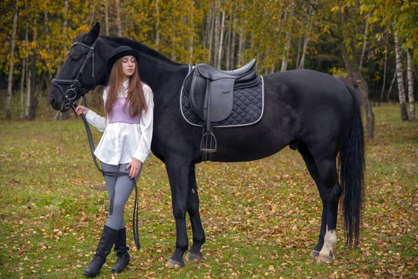 Červenovlasá Dívka Černém Klobouku Kaštanovým Koněm Podzimním Lese — Stock fotografie