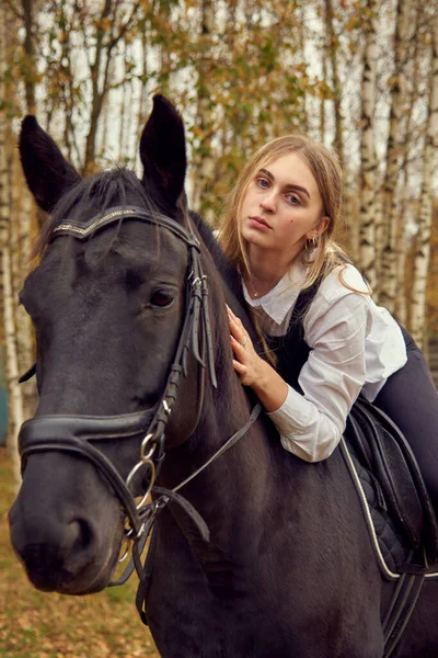 Charmig Blondin Vit Skjorta Rider Häst Försiktigt Kramar Halsen Mot — Stockfoto