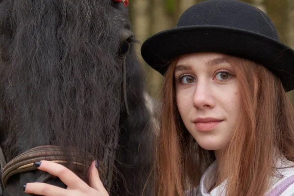 Retrato Facial Una Niña Pelo Rojo Con Gorra Caballo Bahía — Foto de Stock