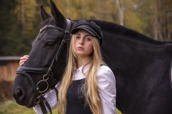 Stort Porträtt Flicka Med Blont Hår Bär Mössa Och Bay — Stockfoto