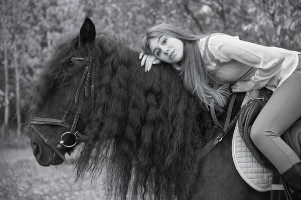 Černobílá Fotka Dívky Dlouhými Vlasy Sedící Koni Tlustou Hřívou Pozadí — Stock fotografie