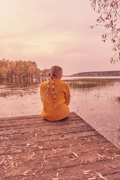 Een Meisje Een Warme Gebreide Gele Trui Zit Een Herfstavond — Stockfoto