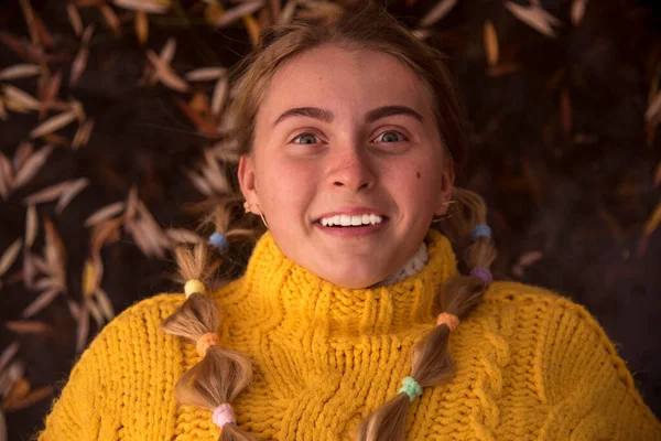 Uma Menina Adolescente Suéter Amarelo Brilhante Malha Quente Está Uma — Fotografia de Stock