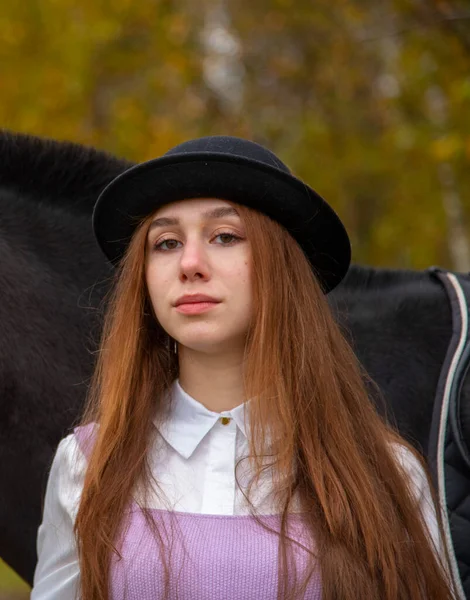 Κοκκινομάλλα Μαύρο Καπέλο Και Άλογο Τσέσνατ Στο Δάσος Του Φθινοπώρου — Φωτογραφία Αρχείου