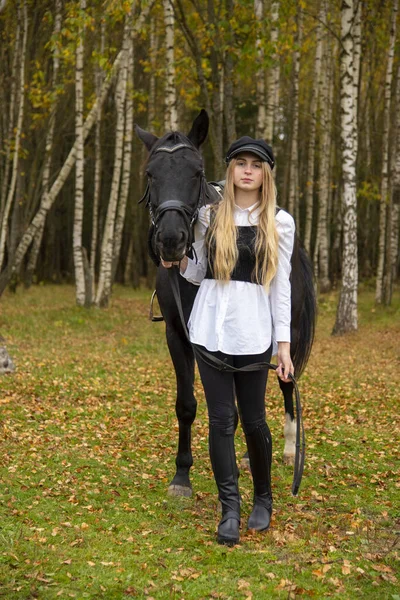 Smal Flicka Med Långt Blont Hår Håller Häst Vid Betslet — Stockfoto
