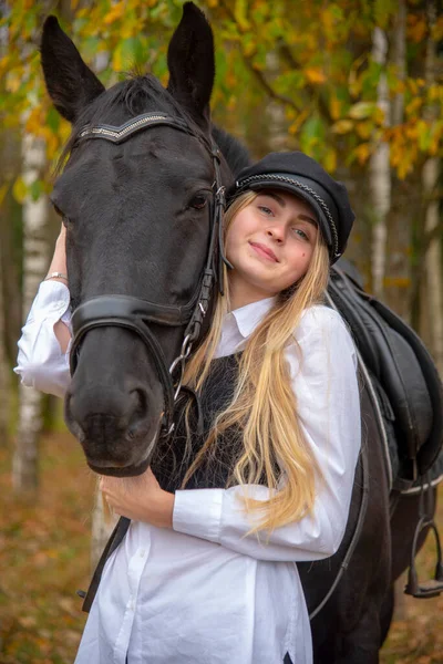 Porträtt Flicka Med Blont Hår Bär Mössa Och Bay Häst — Stockfoto